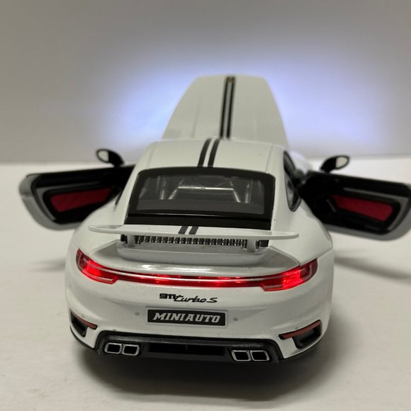 1:24 2020 Porsche 911 Turbo S Diecast With Headlight & Tailight LEDS White - Picture 8 of 9